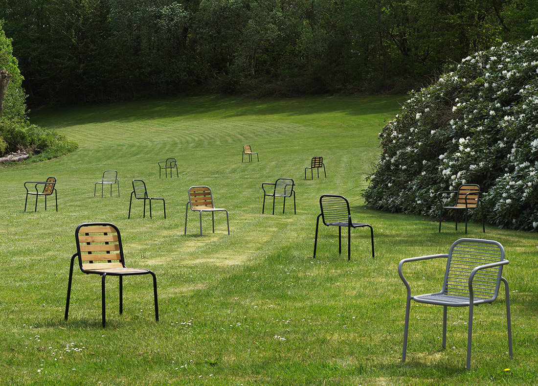 Vig outdoor collectie van Normann Copenhagen met verschillende design stoelen