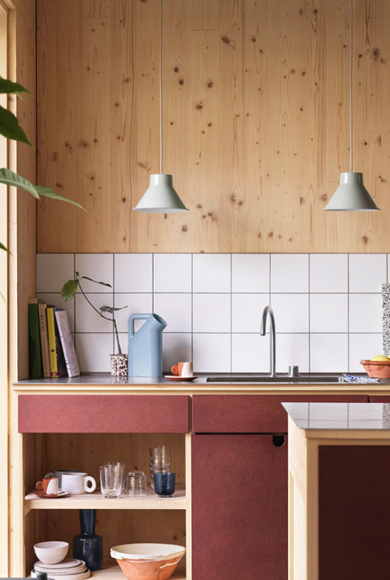twee design lampen van Muuto in de keuken kleur grijs