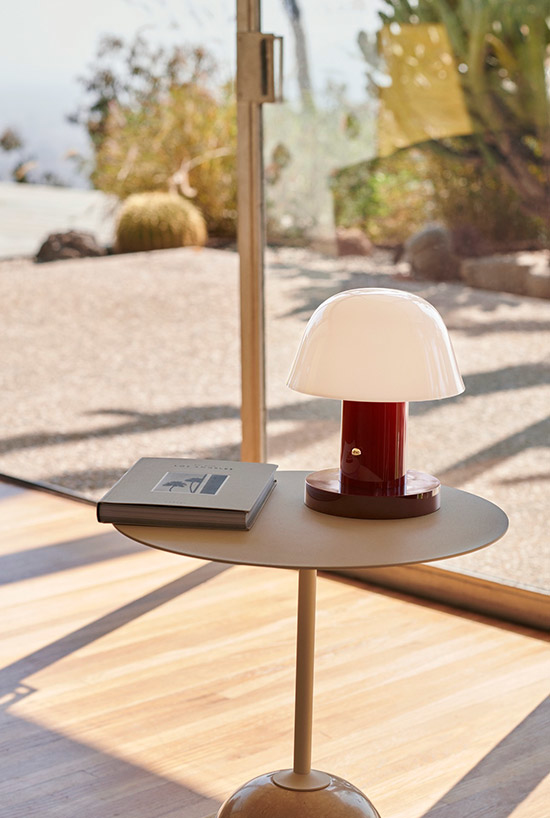 Setago design lamp in de nieuwe kleur op een tafel