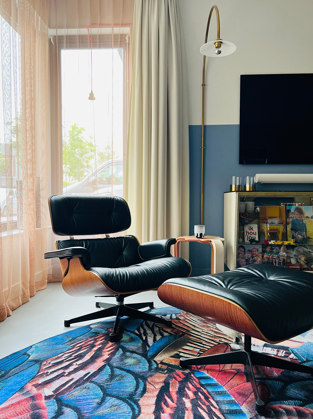 Eames Lounge Chair en valerie objects lamp in woonkamer