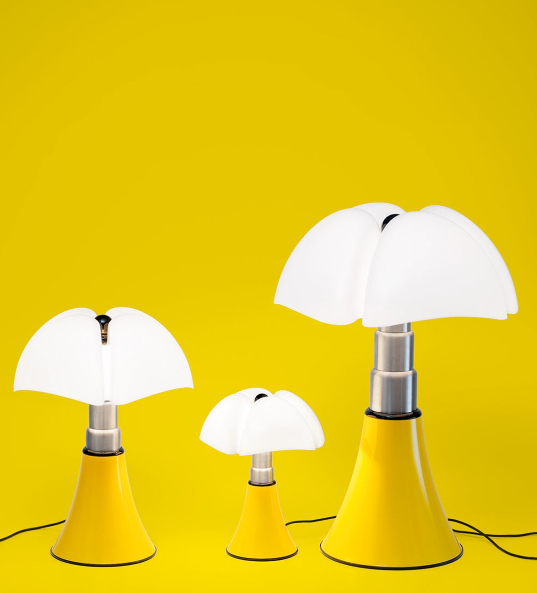 Drie nieuwe gele Pipistrello lampen. Met de naam Pop