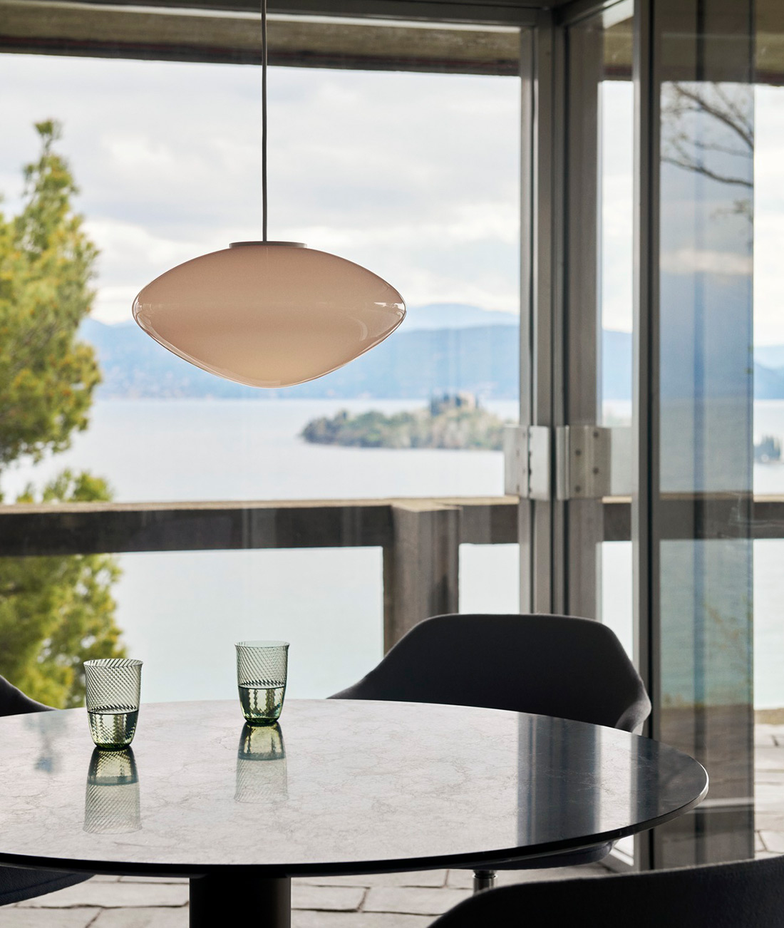 Design Hanglamp mist met een mooie achtergrond