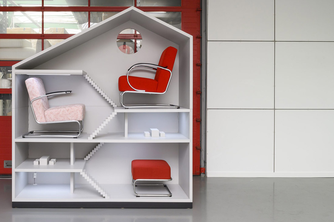 Dutch design stoelen van Gispen de 407 in een rode kast 