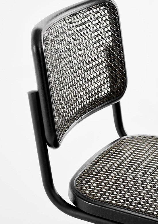 Details van het donkere riet op de Thonet Slede stoelen