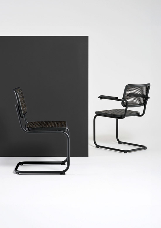 Zwarte Thonet stoelen met donker riet S 32