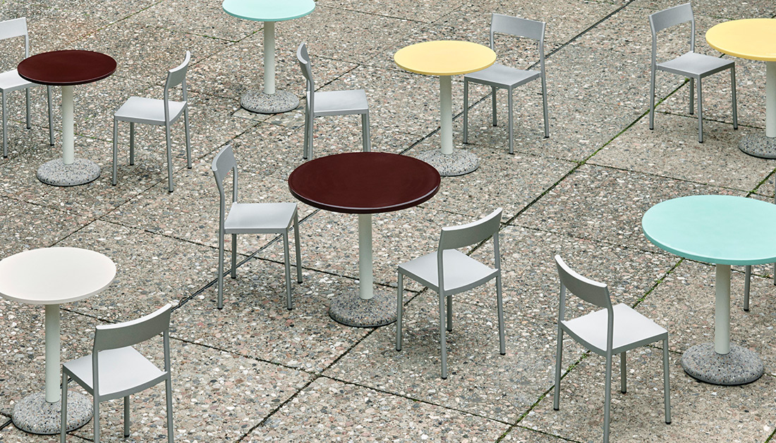 De ceramic table van Muller van Severen past goed in de tuin