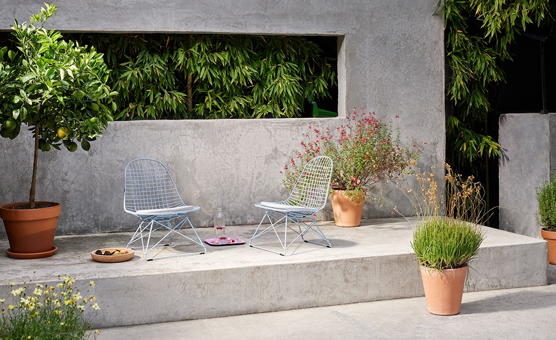 Vitra LKR en andere lounge stoelen van Eames zijn ideaal voor in de tuin
