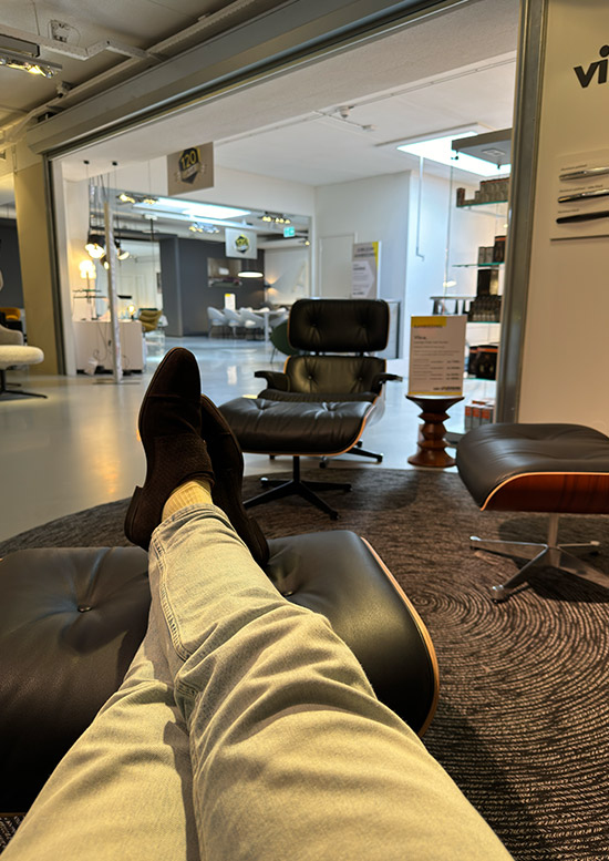 onderweg kan je even uitrusten in de showroom bij van Til op de vitra Lounge Chair
