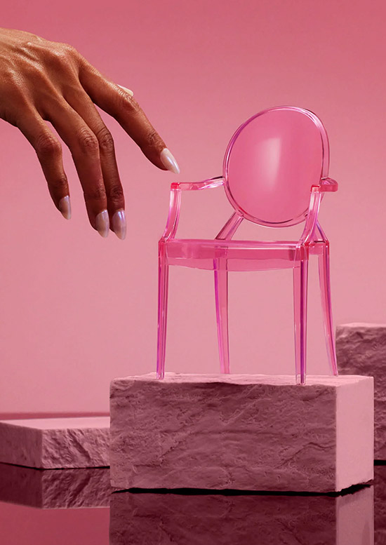 een design stoel van Kartell voor je barbie pop