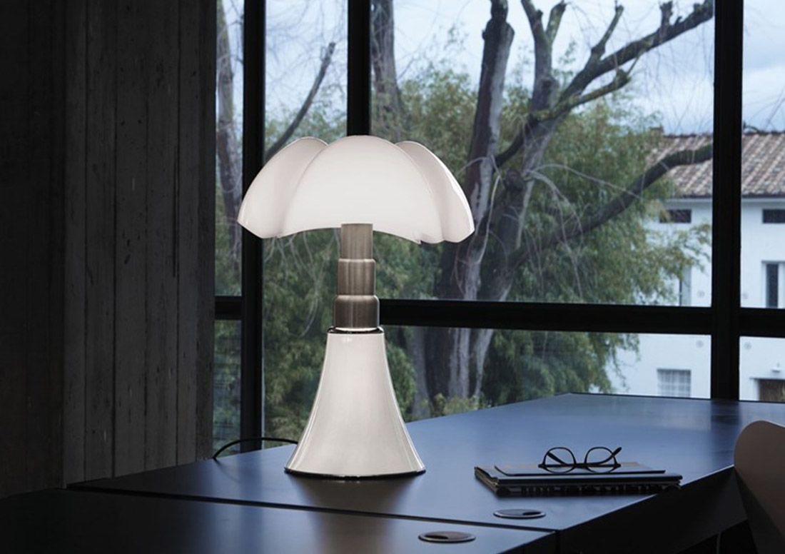 Pipistrello medium lamp in de kleur wit op een tafel