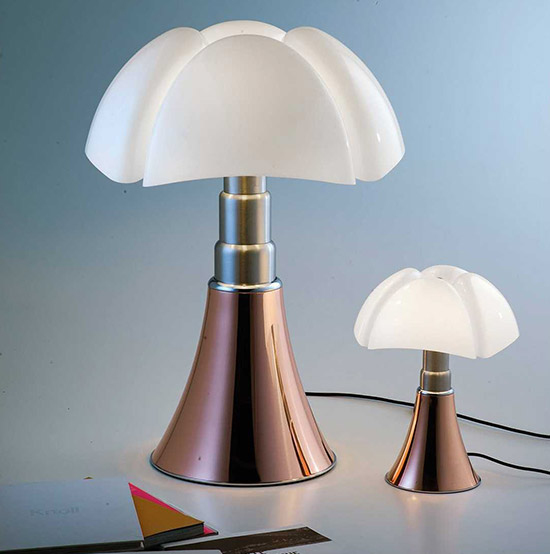 De design lamp in de kleur koper De mini Pipistrello en de gewone 