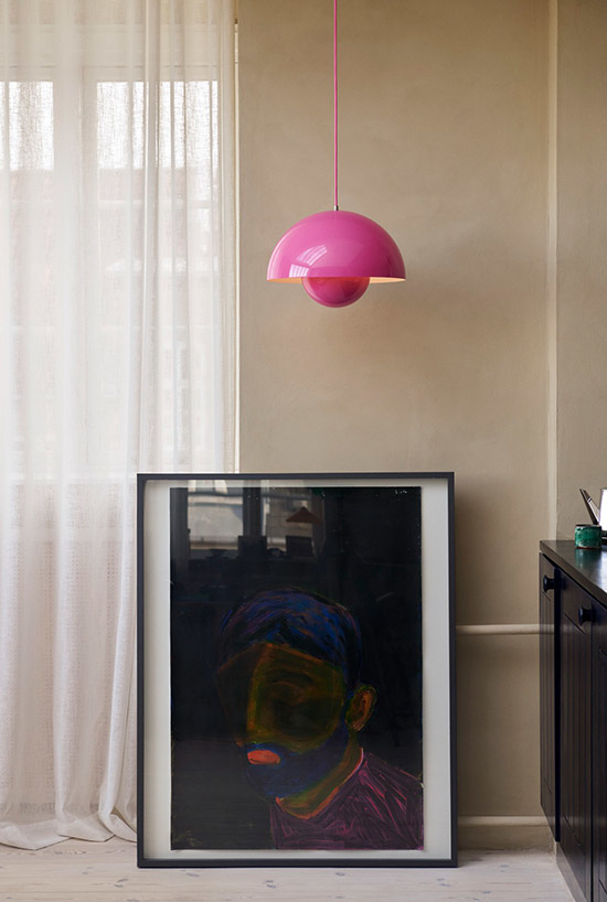 roze flowerpot hanglamp ontworpen door Verner Panton