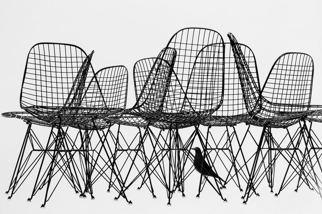  De Eames House Bird met de Vitra Wire Chair als productfoto