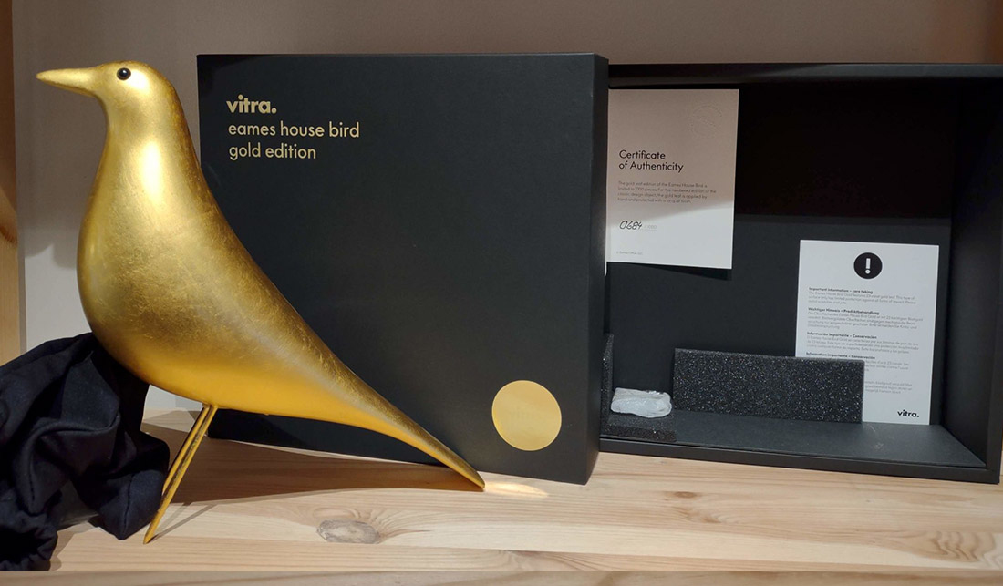 De limited edition van de Eames House Bird in de kleur Goud