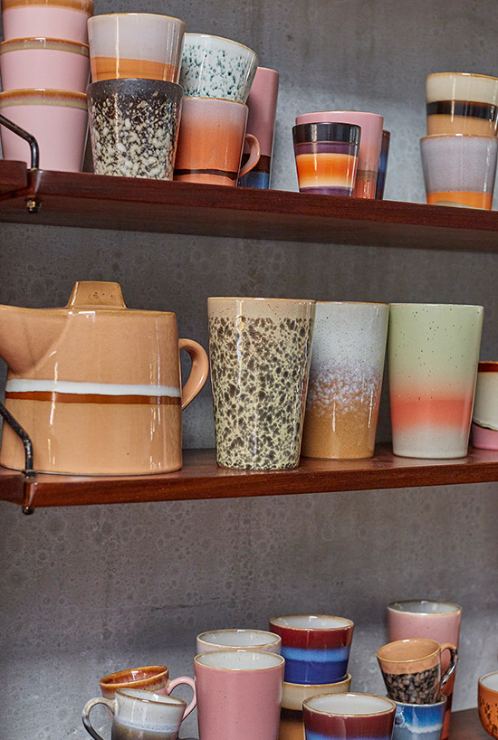 Een kast vol met het 70s ceramics servies van HKliving