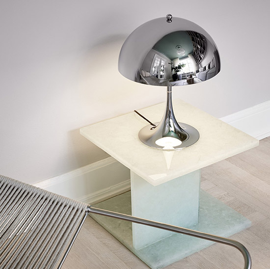 design tafellamp 320 in de kleur chrome van Louis Poulsen