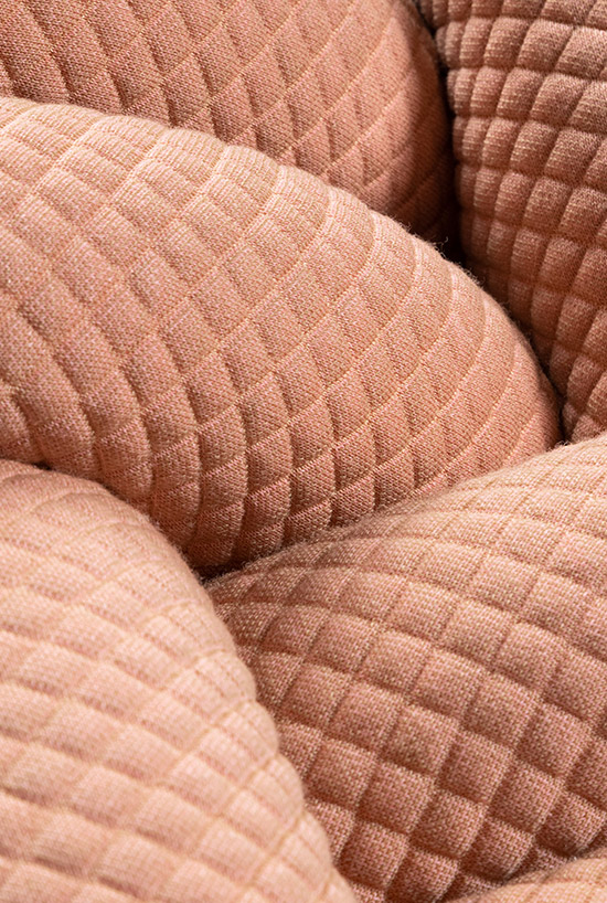 Detail van de Moooi Knitty Lounge Chair stof 