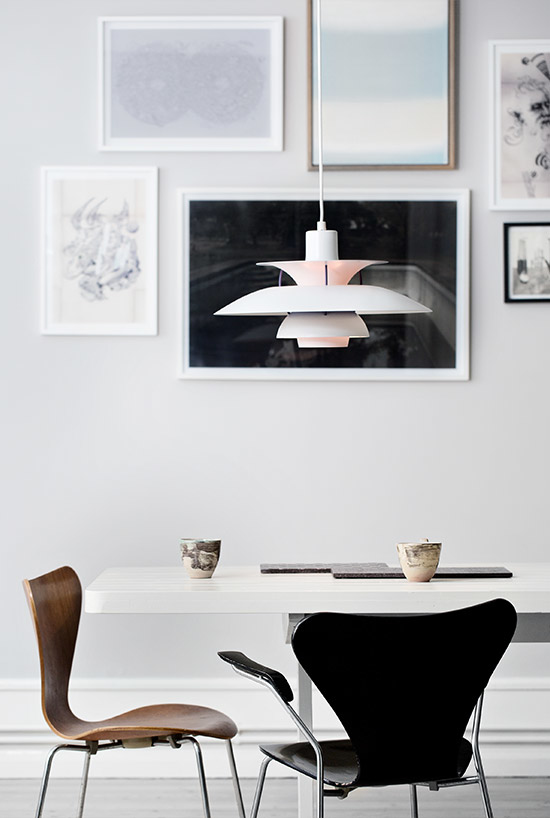 Design hanglamp boven een tafel. De PH 5 lamp van Louis Poulsen