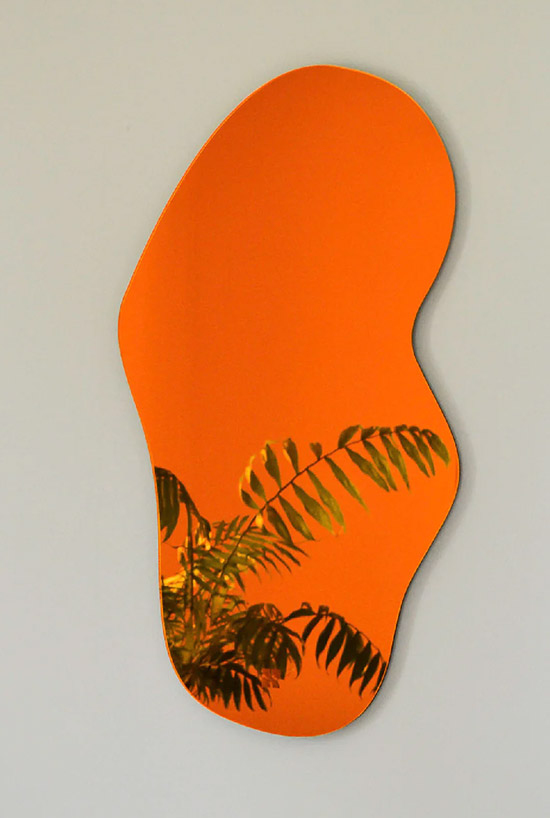 Woble spiegel van Dutch Designer Sekante in de kleur oranje