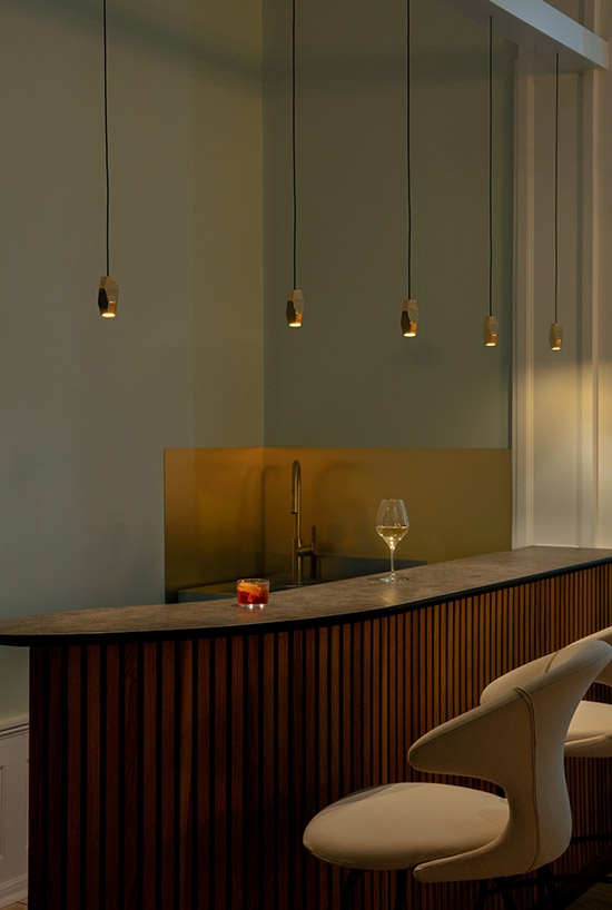 vijf design hanglampen naast elkaar boven een keukenblad 