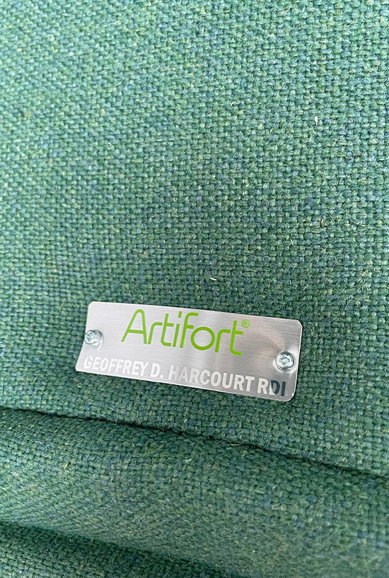 Artifort merk label aan onderzijde van de stoel
