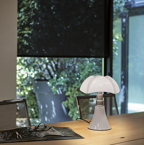 Design lamp op een tafel de mini versie