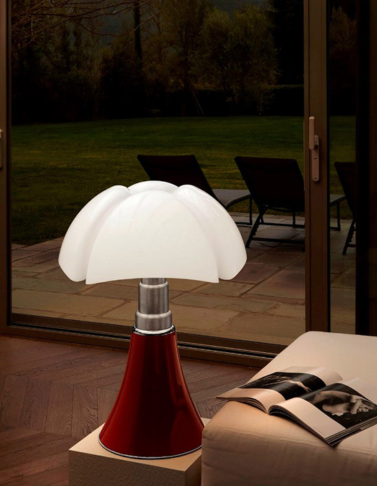 Paars rood kleur van de pipistrello lamp in een mooie design kamer