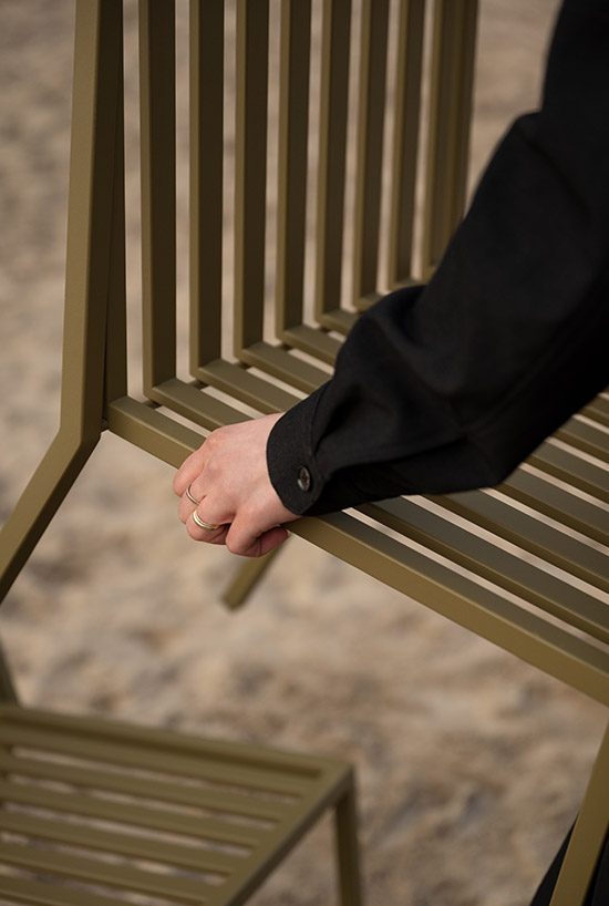 Detail van de bruine design stoel van de Trace serie