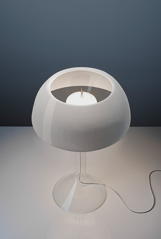 Een ronde witte lamp 