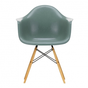 Vitra Eames Fiberglass Chair DAW - Sea Foam Green/Esdoorn Goud